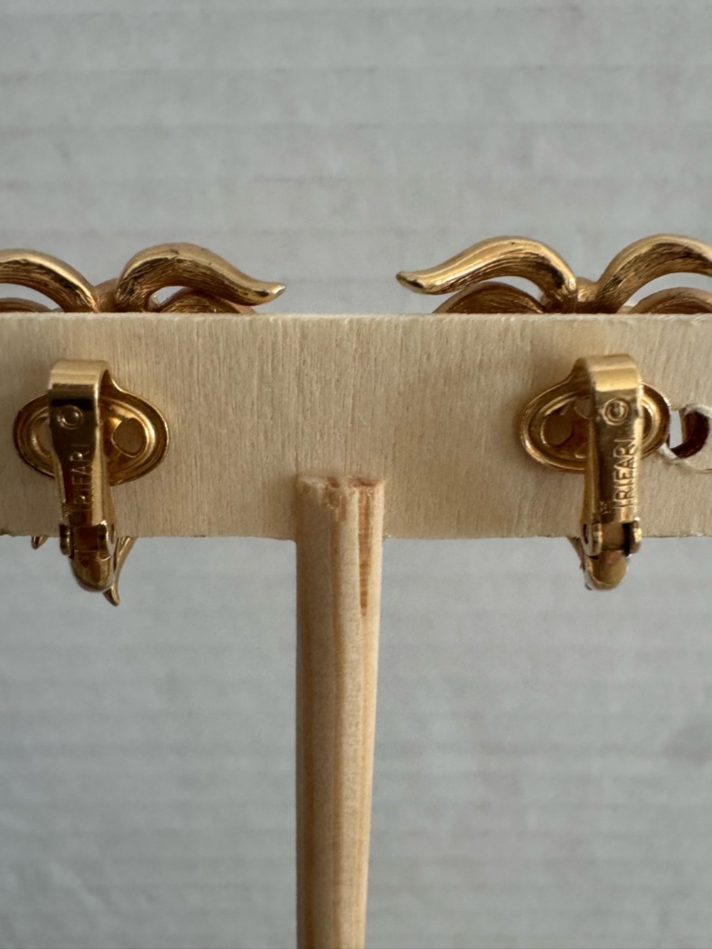 Vintage Crown‎ Trifari Cultured Faux Pearl Golden Leaf Clip Earrings - Picture 3 of 11
